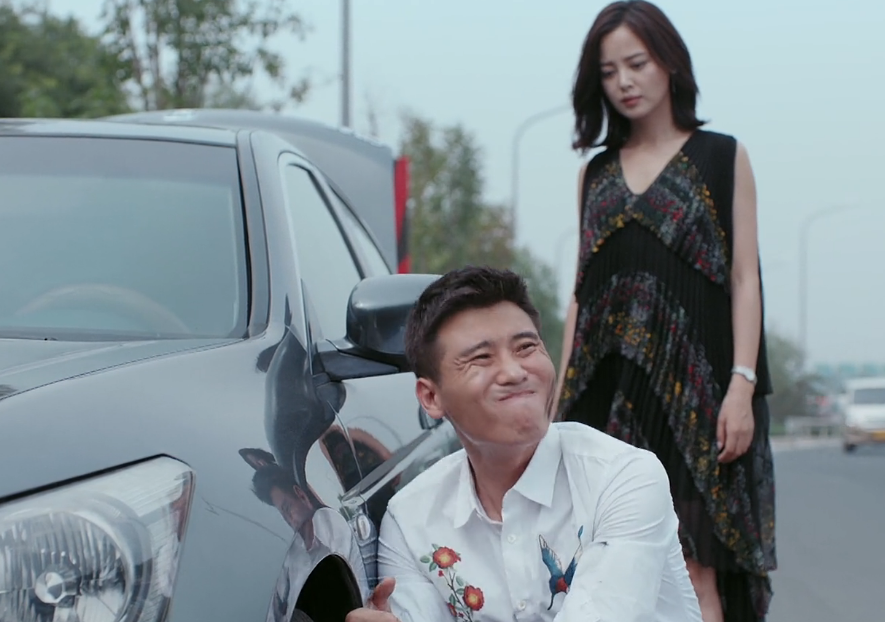 恋爱先生:顾遥开车路遇爆胎,张铭阳路过心动帮顾遥换轮胎!