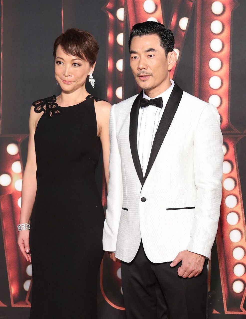 极少露面的任贤齐的妻子看着似乎过于普通,细细看照片里她笑起来不