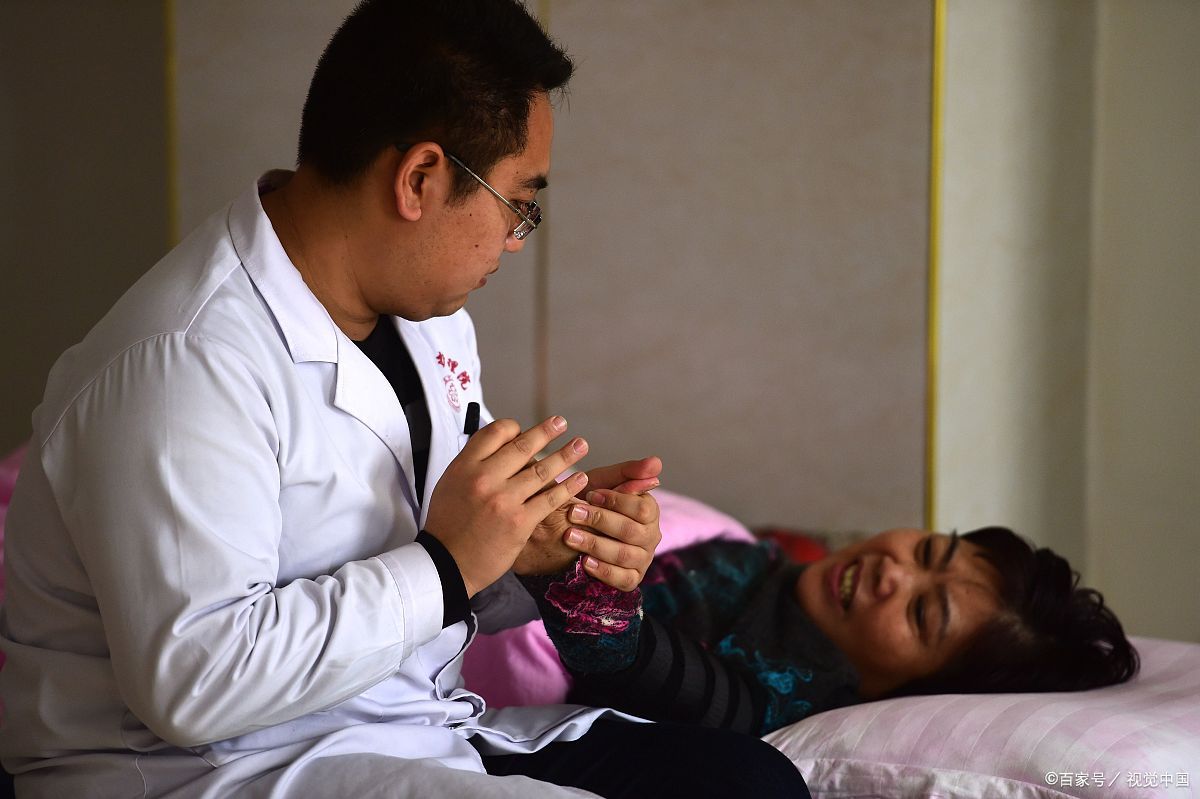 大街上颤颤巍巍走动的中风病人 他们这种康复训练有效吗?