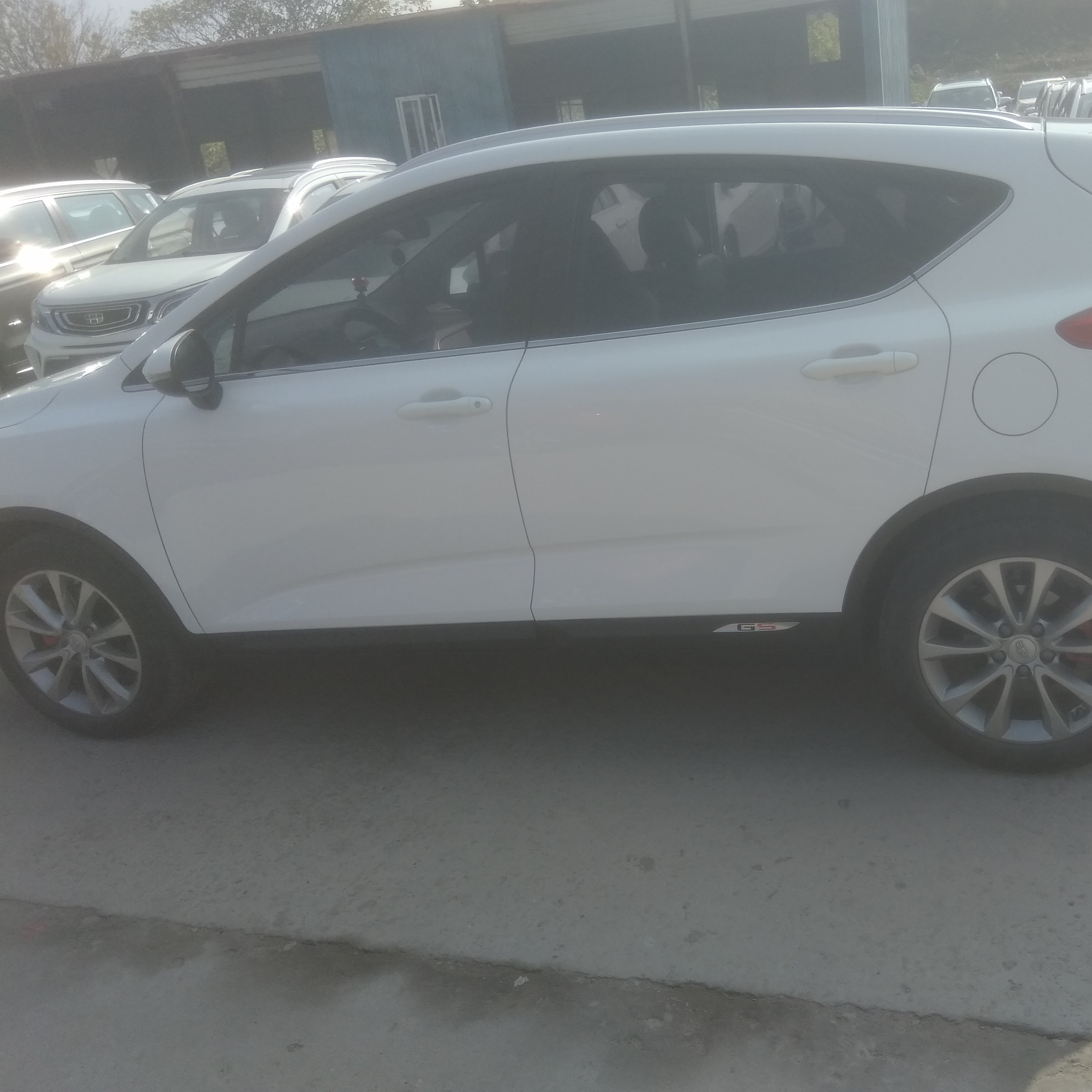 汽车前盖冒烟有烧焦味 百度