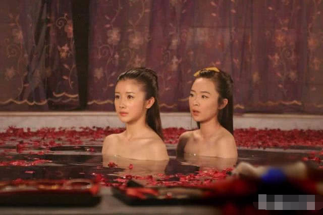 古代漂亮女子洗澡为什么只穿肚兜不穿内裤?真相让人脸红心跳