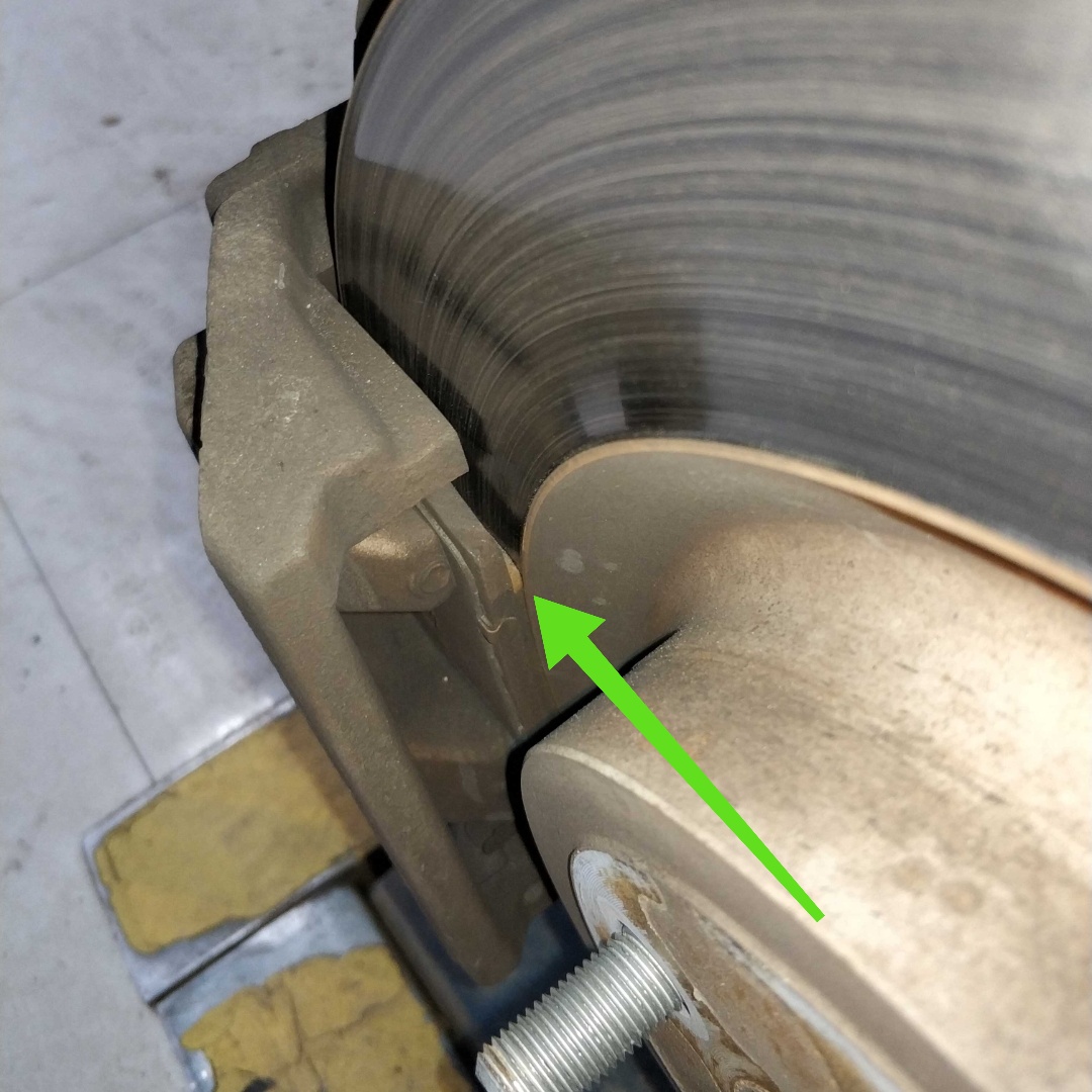 汽车刹车片多久换一次?不是10000公里,记住这个数!