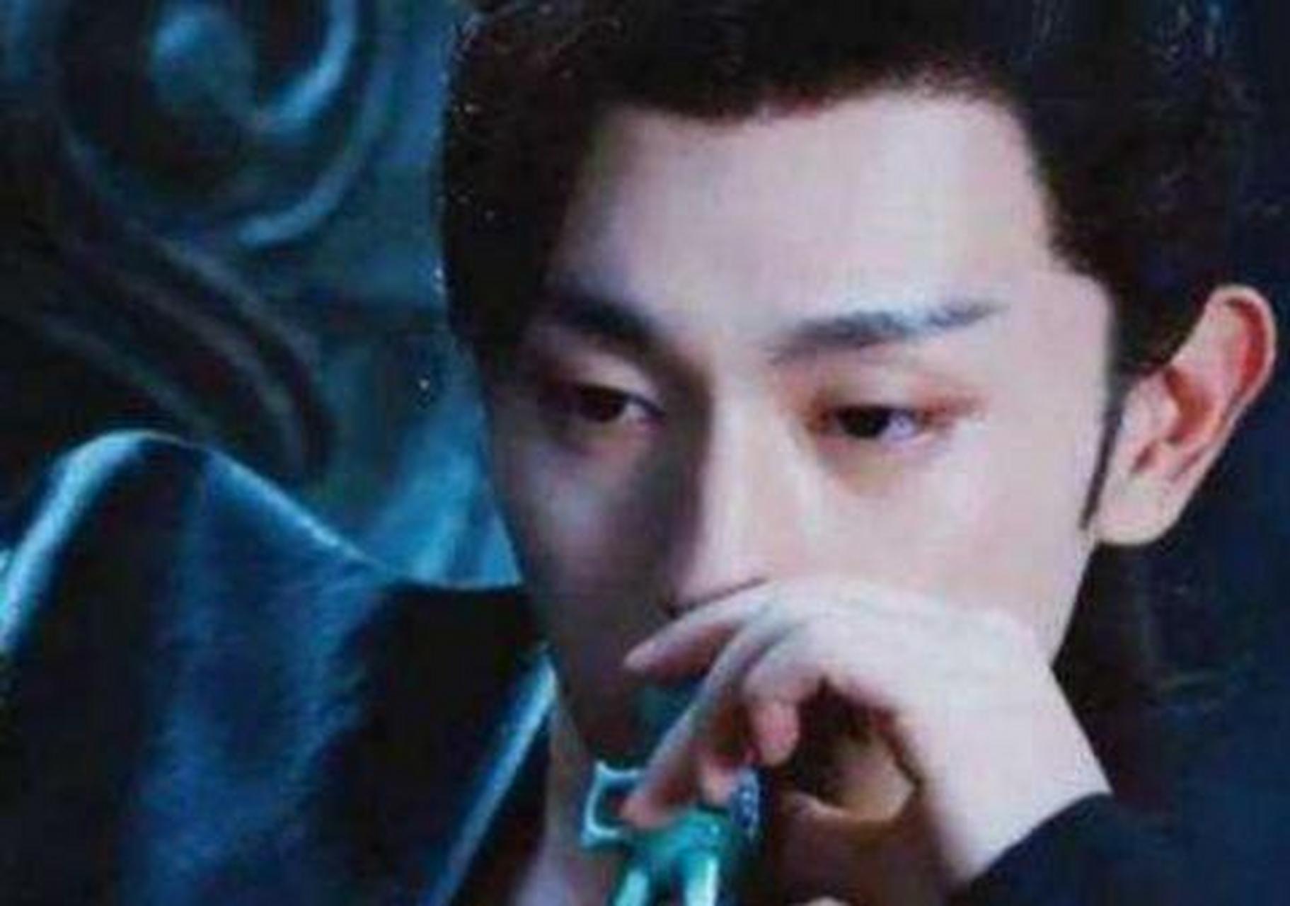 夜嗨泉城啤酒趴#古装明星喝酒剧照:邓伦这张喝酒的剧照,感觉眉宇之间