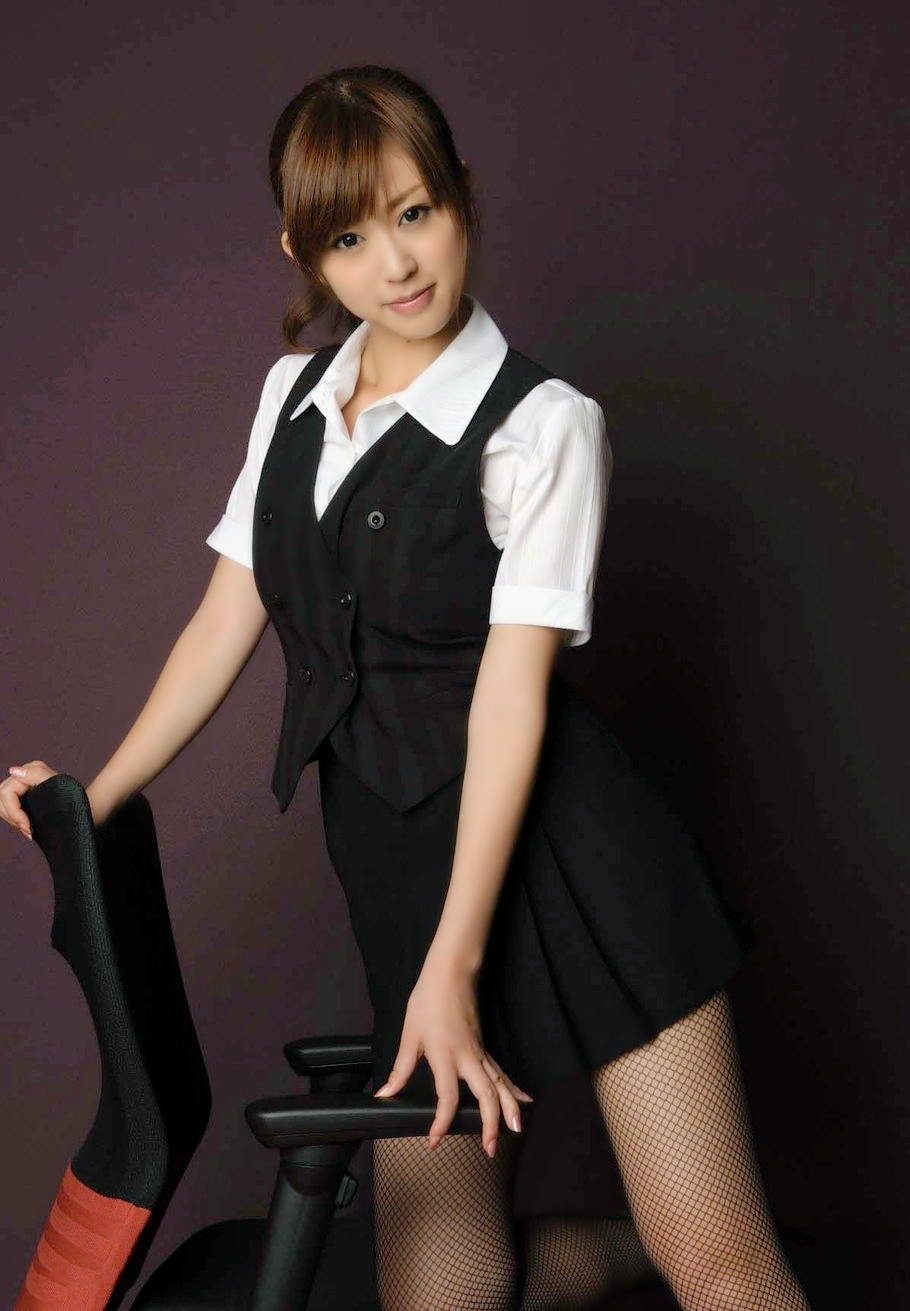 公司里一个衣着职业装的文雅工作女郎