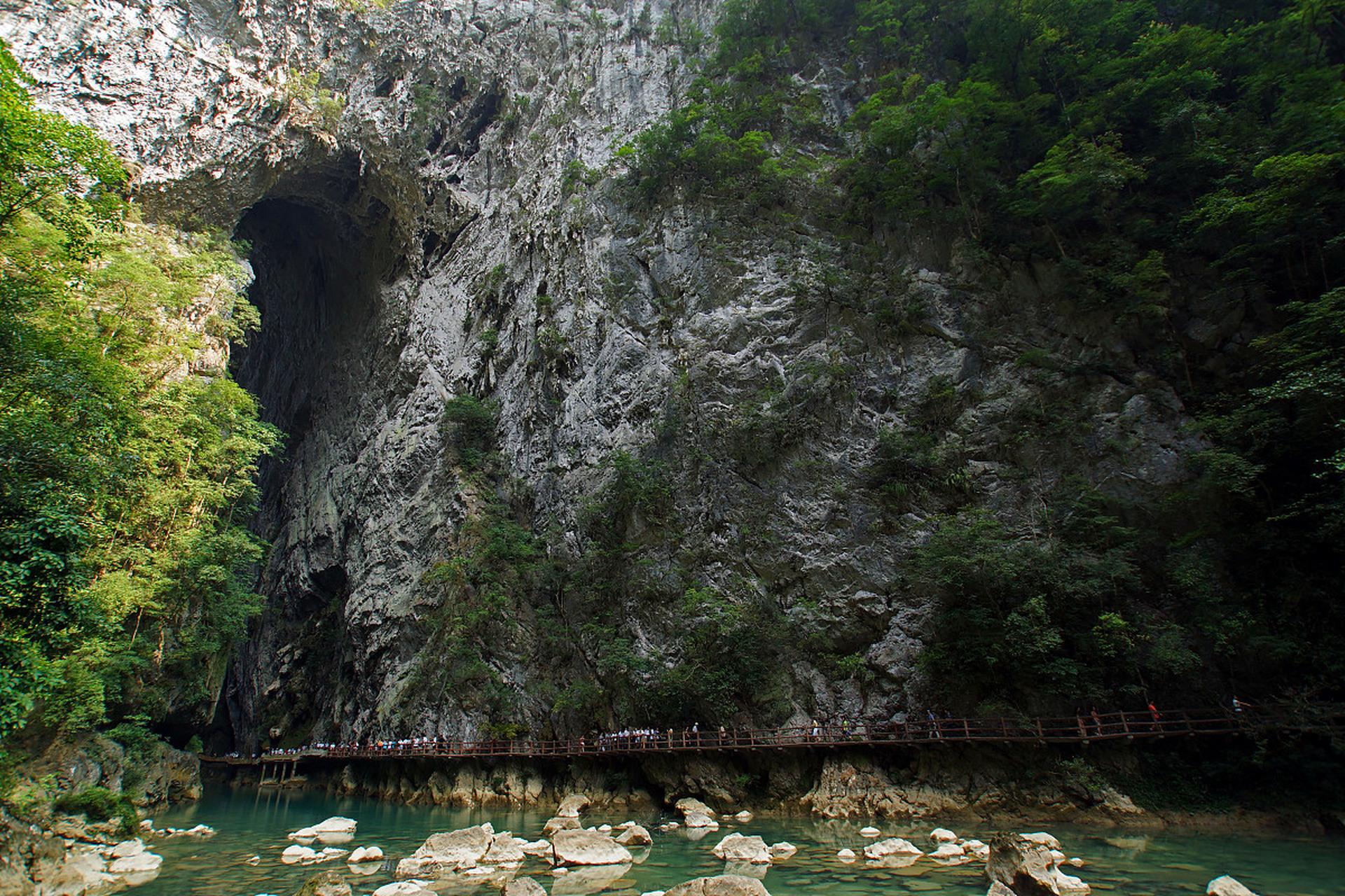 说起蒲花暗河,我就想起那次探险的经历.