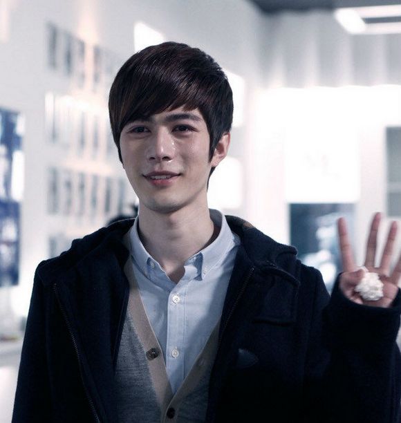 小时代男主陈学冬,是不是每一个孤独的人,都会在夜里悲伤!