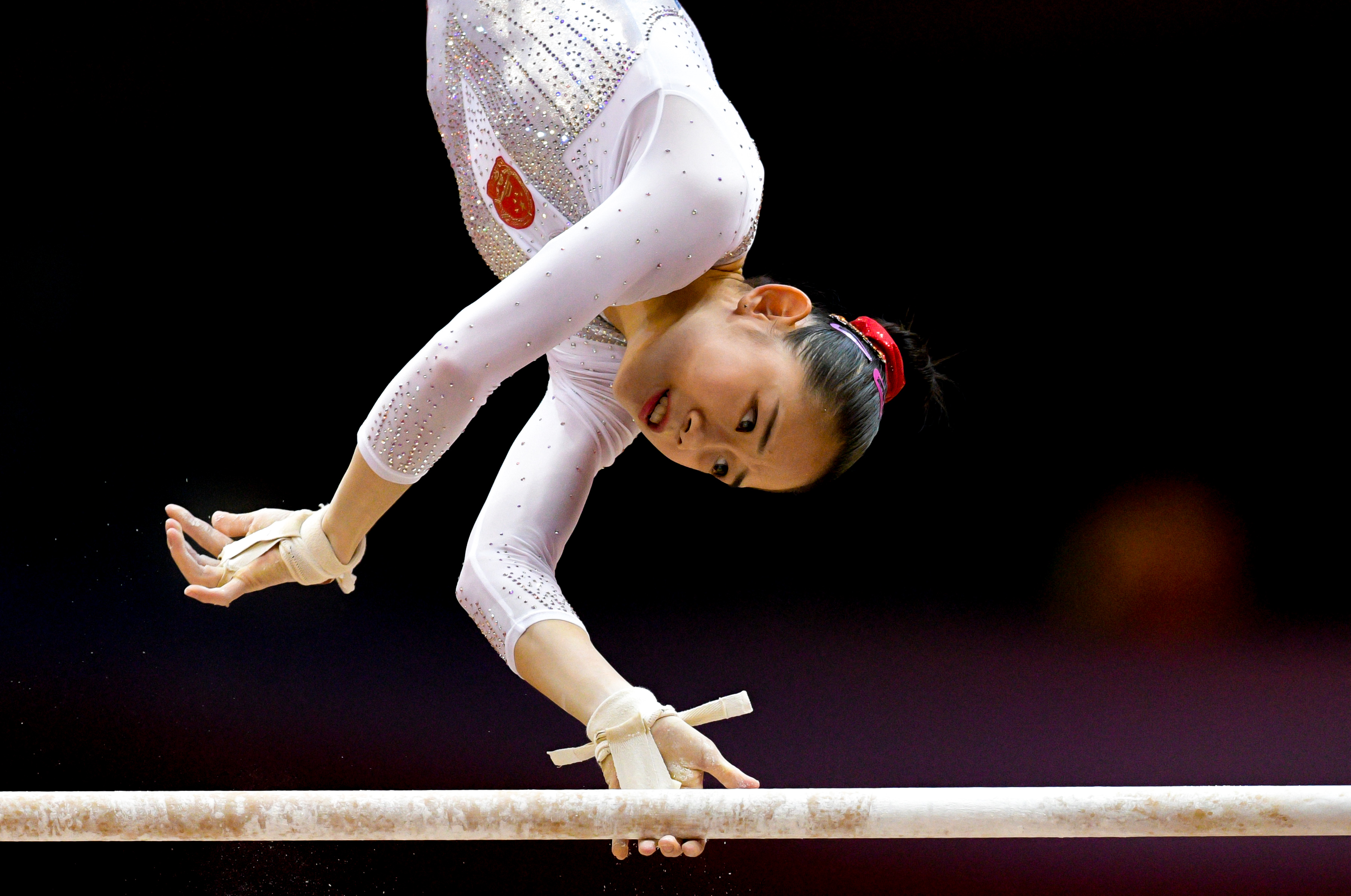 中国队获女子团体季军    10月30日,中国队选手刘婷婷在高低杠比赛中