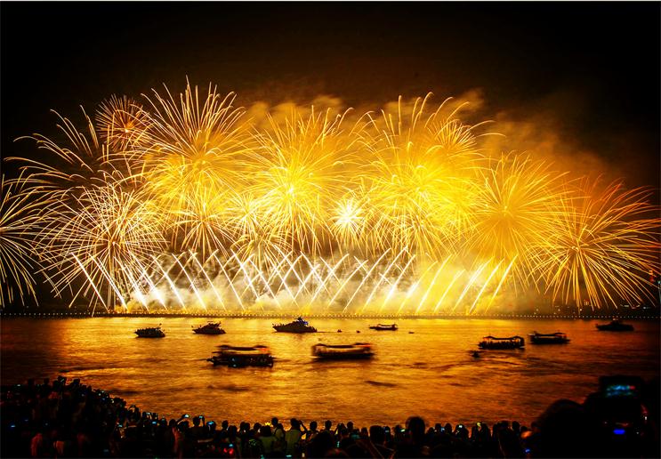 在天空绽放仅仅60秒的"天梯烟花",他与他的团队却耗时21年之久