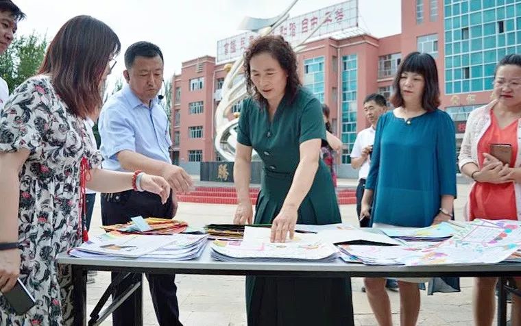 乌海市副市长刘素红一行走进海南区一小调研指导工作