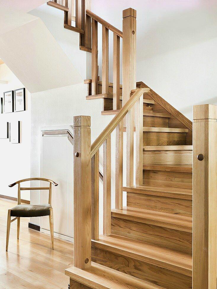 楼梯是复式loft里必不可少的,一组漂亮的原木色楼梯案例.