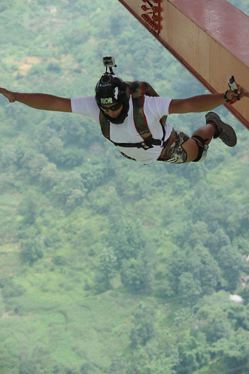 近日网上都在报道:"男子蹦极庆祝离婚绳子断裂坠湖".