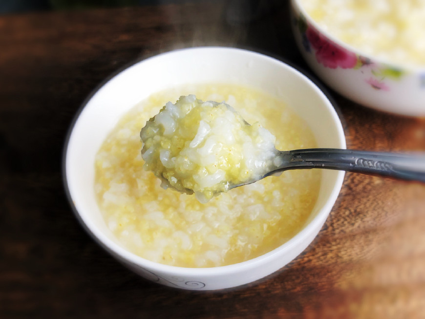 这是新煮的二米粥,用了大米和小米,用电饭煲炖的非常浓稠,热乎乎的吃