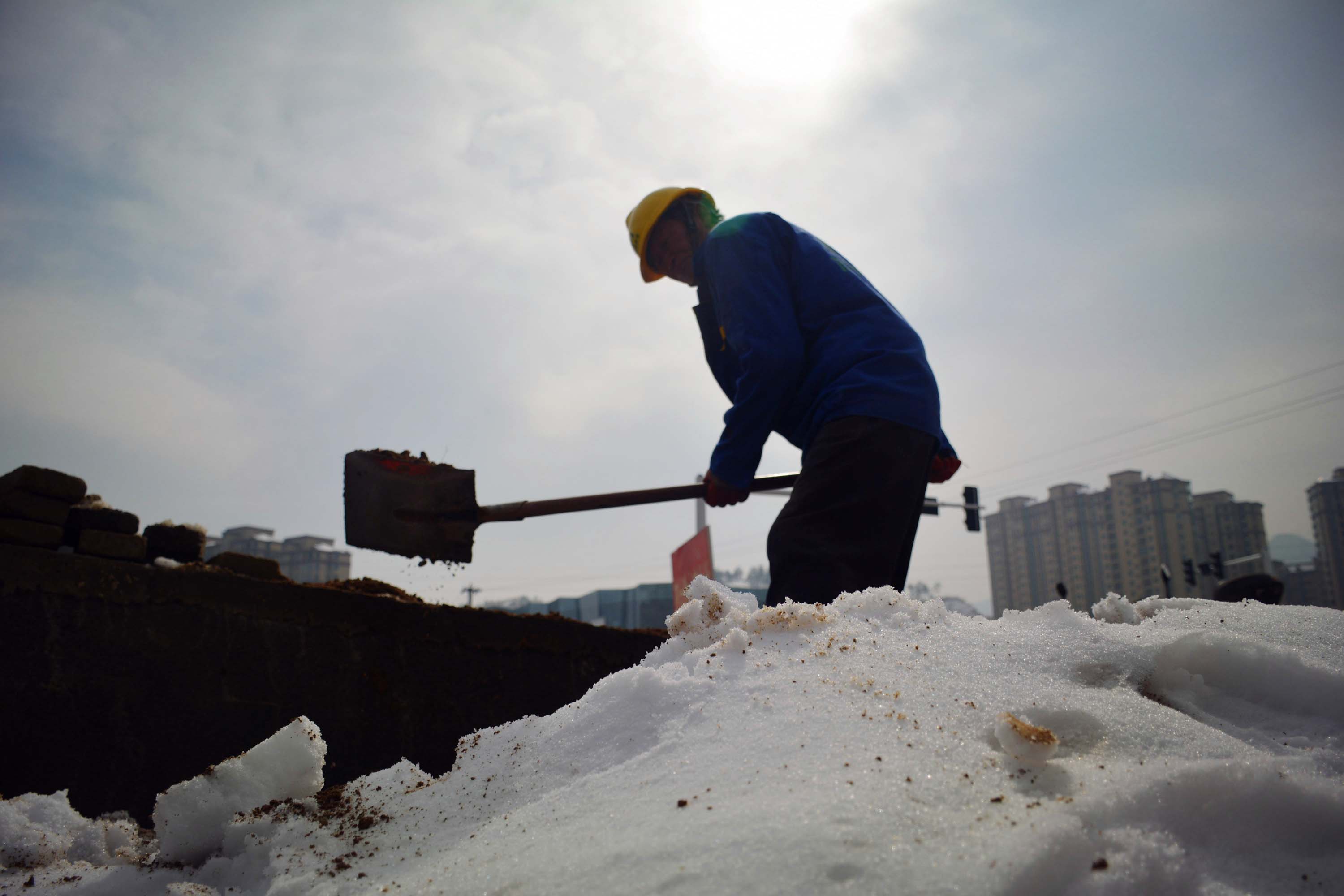 60岁大爷做苦力胜似小伙 每天挣百元幸福感十足