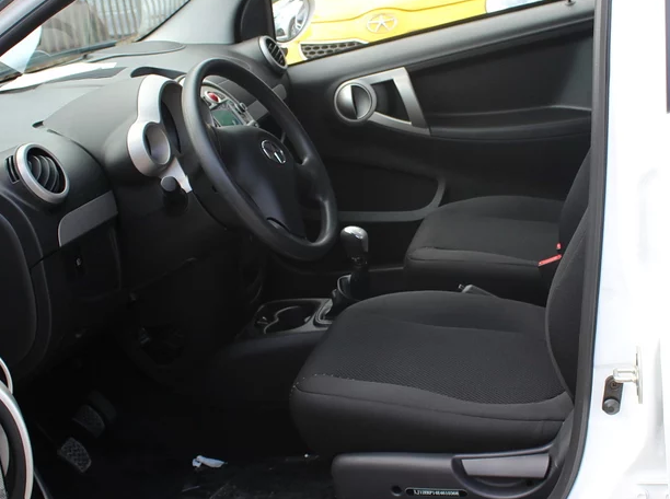 江淮汽车-悦悦这款车的不管是乘坐空间,还是储物空间,都能够满足我们