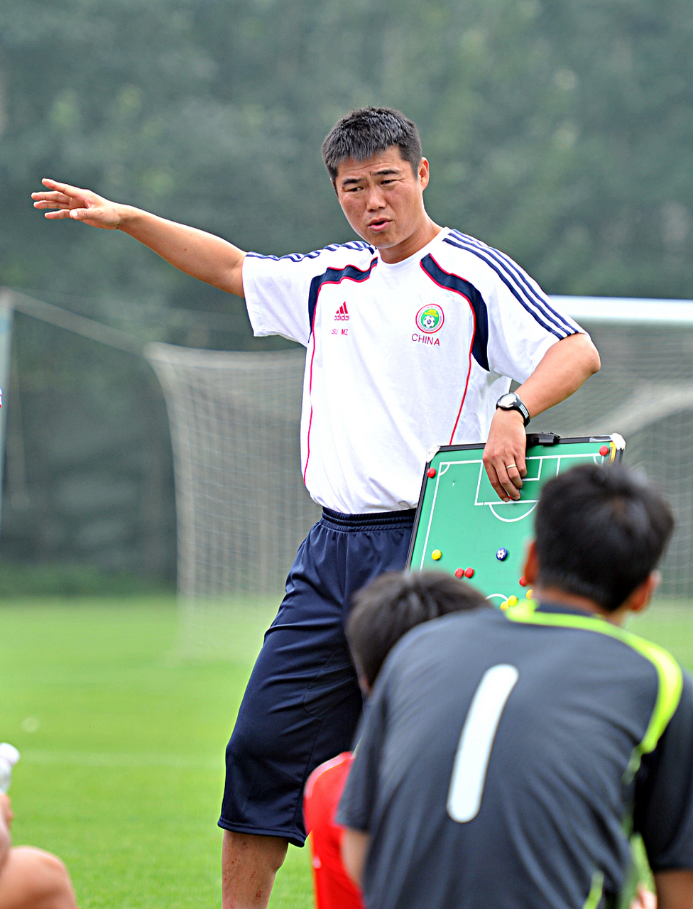 宿茂臻冲击力强,头球出色,曾经获得全国足球甲a联赛"金靴"奖和中国