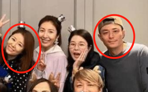 霍建华和美女聚会不带林心如,合影时手放这,助理来不及打码