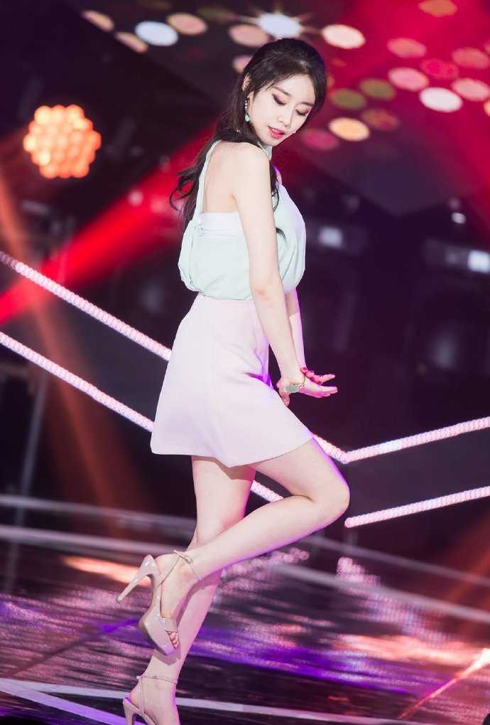 舞台上热舞的朴智妍,最后一张背影好酥,网友:心动了!