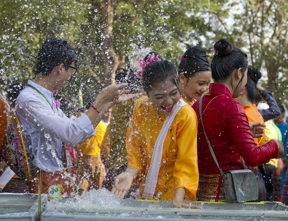 缅甸掸族庆祝传统泼水节 街头"水仗"狂欢嗨翻天