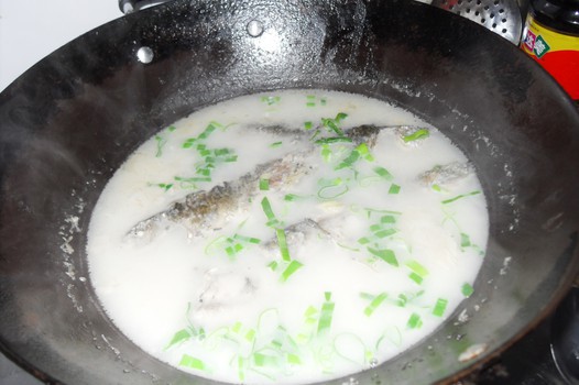 知识库 正文  我分享一下,我多年来享受的奶白色,飘着鱼香鲜美的鱼汤.