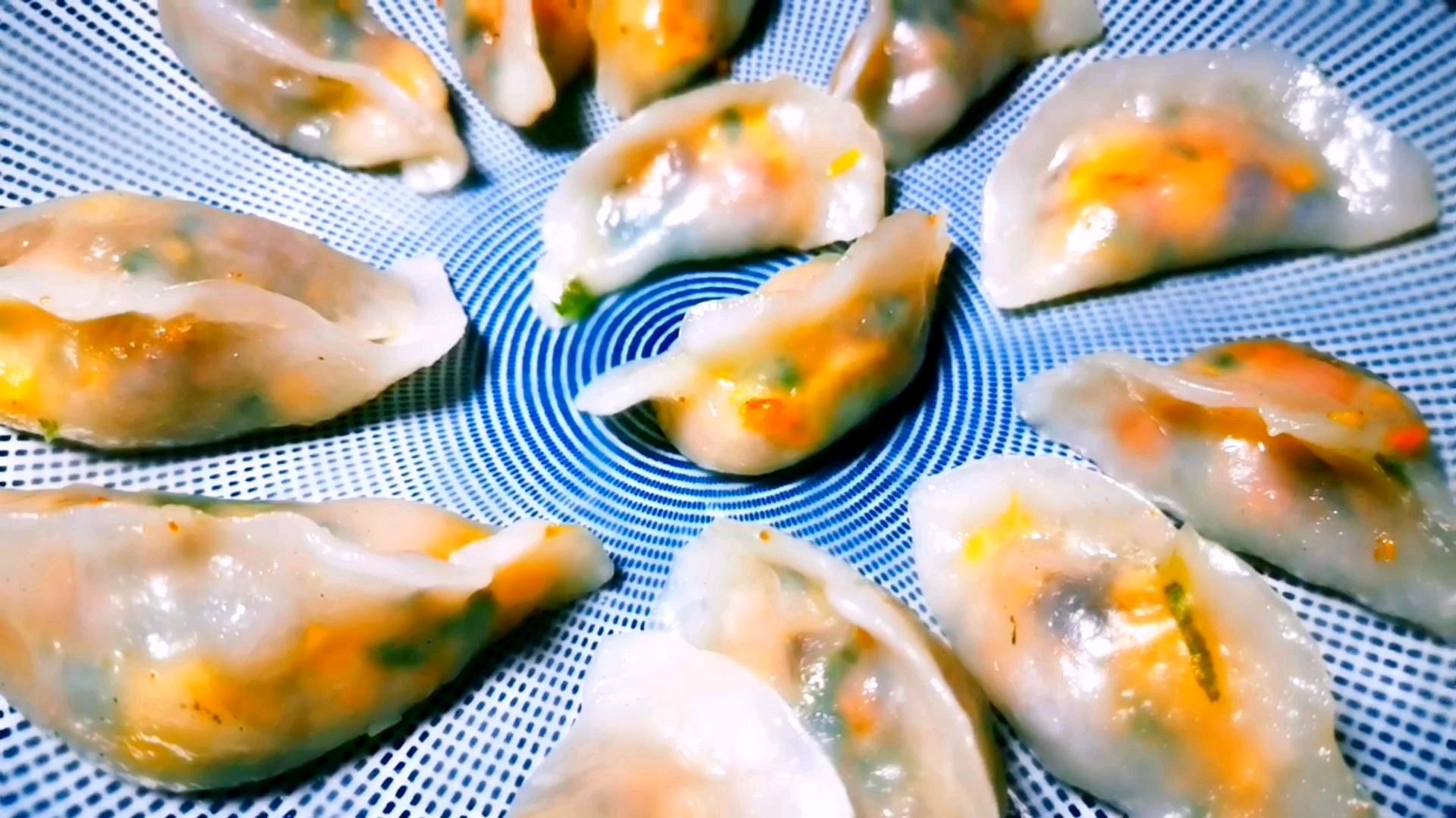 快过年了,不要老吃煮饺子了,学学这样做水晶饺子,好看又好吃