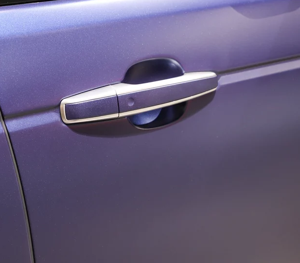 这是这款车的门把手,形状设计的很好看,比较简洁,做工也还不错,从小编