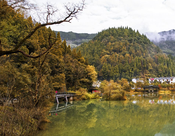 灵岩洞是婺源北线的景点之一,最后到达底层的地下河,坐皮艇出洞