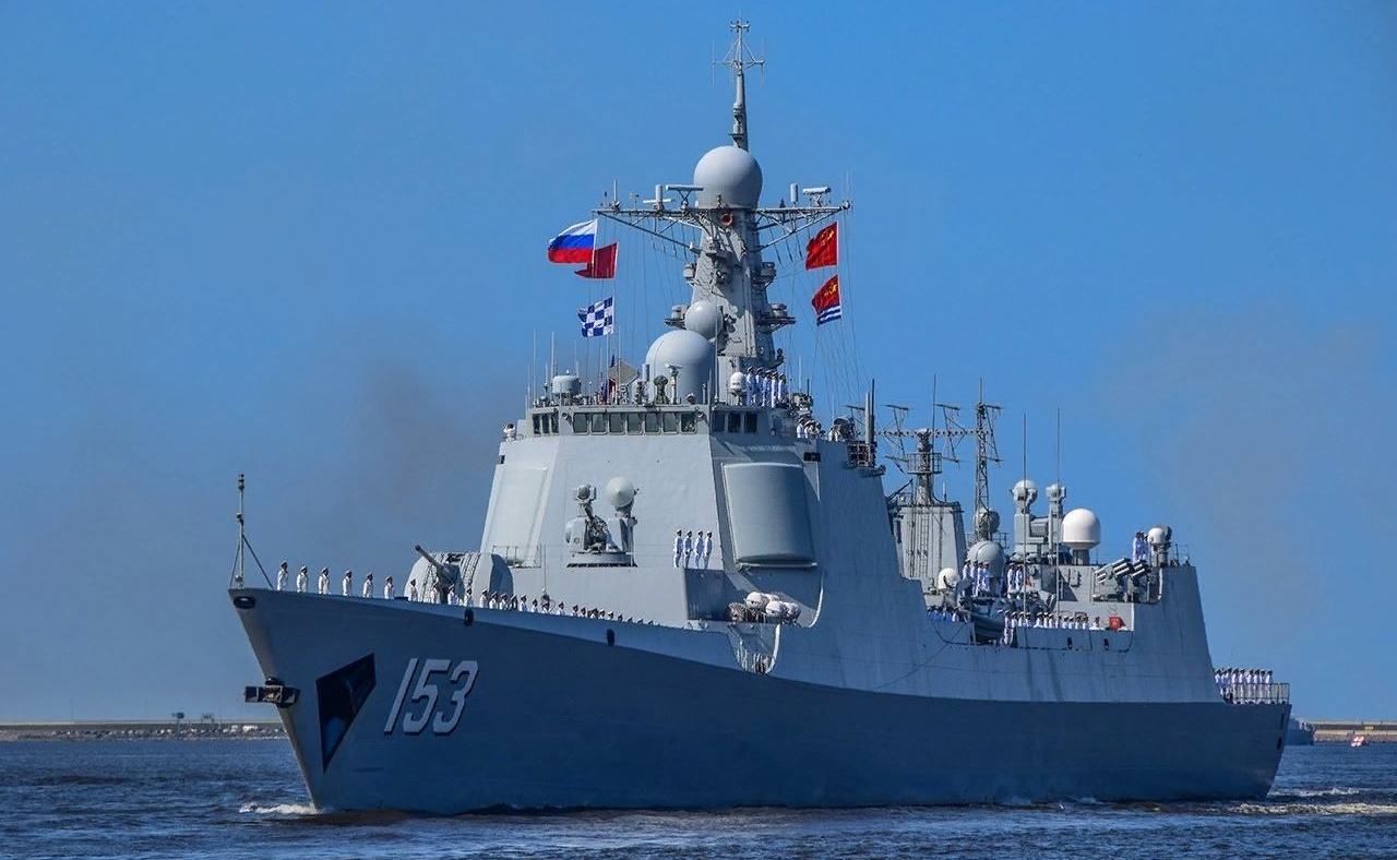 中华神盾舰停靠中东港口,数百人夹道欢迎,该国海军司令亲自迎接