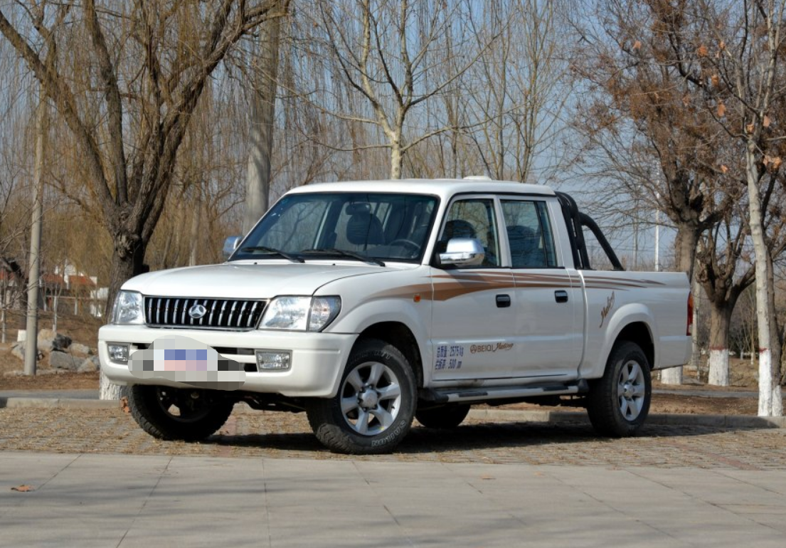 简单实用为主的越铃2014款长轴财富版je493zlq4cb,前排的超大空间.