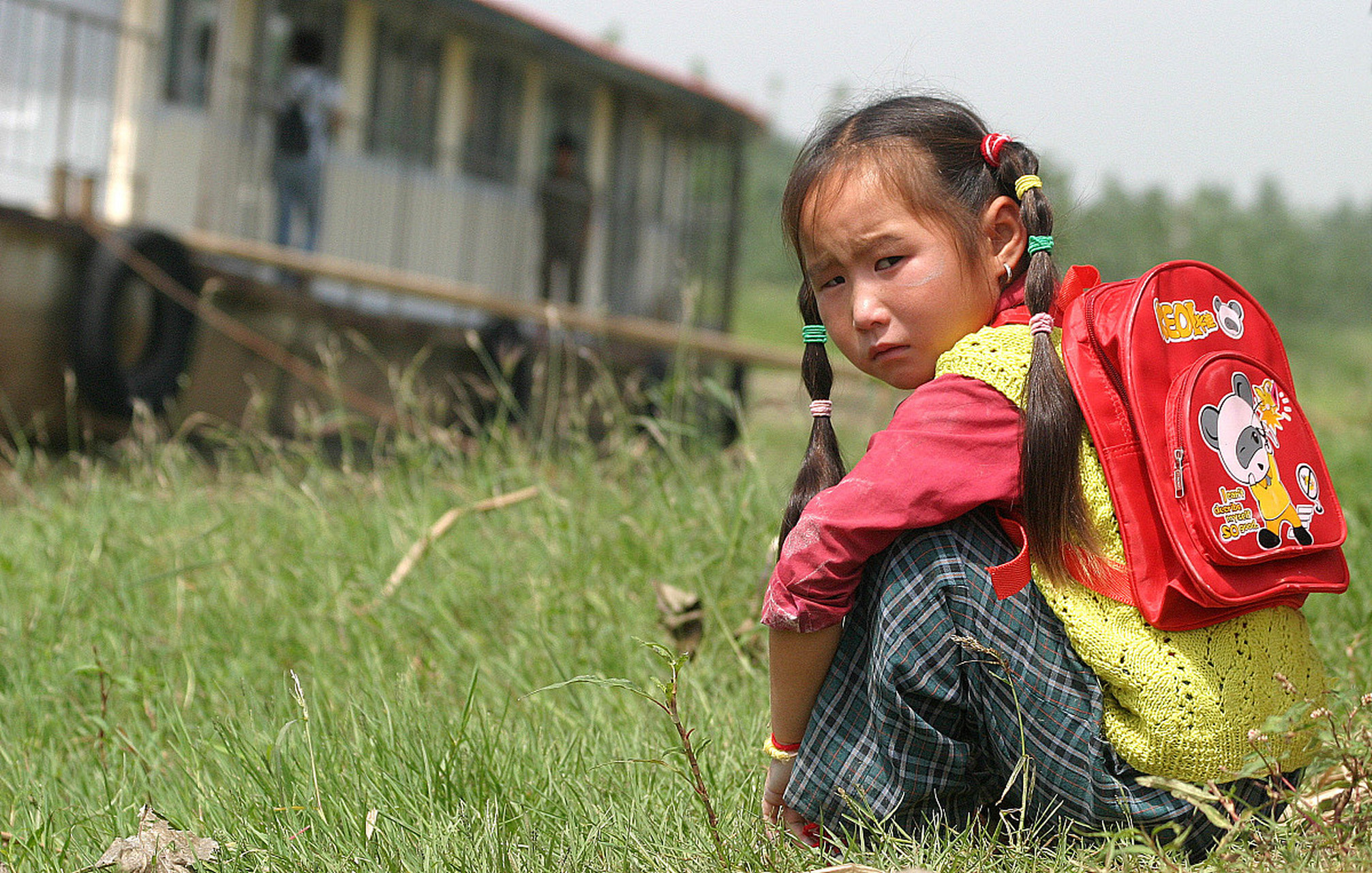 为解决这些问题,需要加强家庭教育,提高农村教育水平,完善社会保障