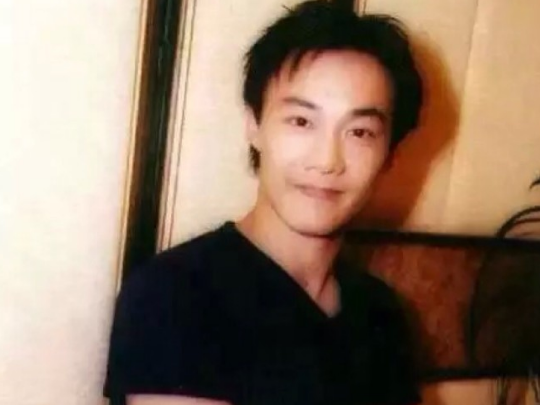 陈奕迅出道的时候,竟然是偶像歌手的定位,年轻时的容颜太赞了!