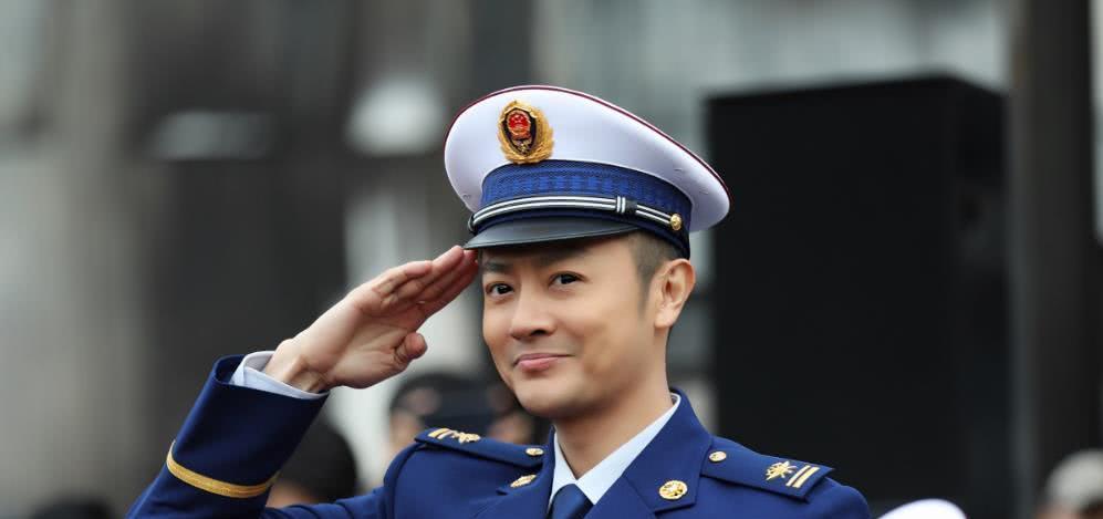 黄晓明杜江穿消防制服帅气亮相,敬礼姿势标准,网友:看