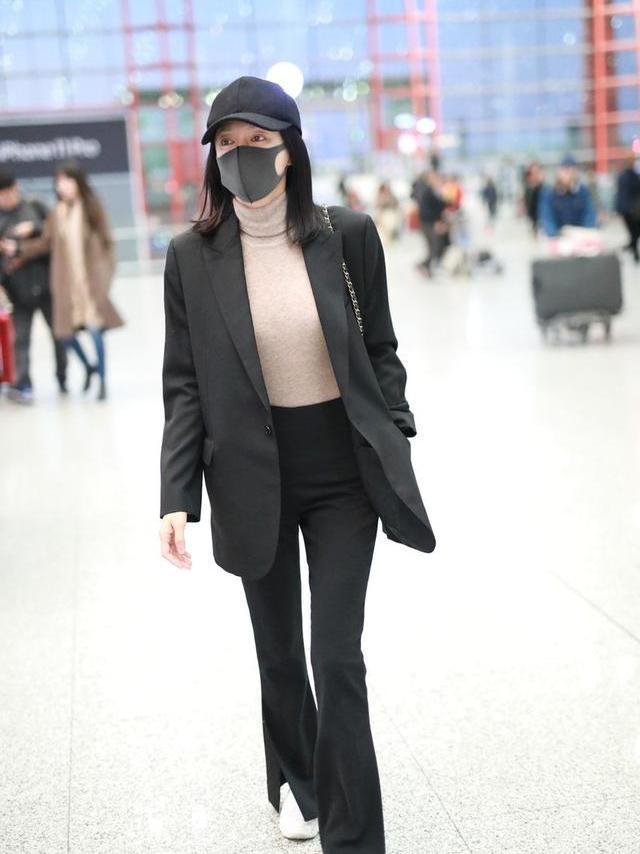 38岁秦岚素颜现身机场,一袭吸烟装难掩凹凸感,165穿出180气场