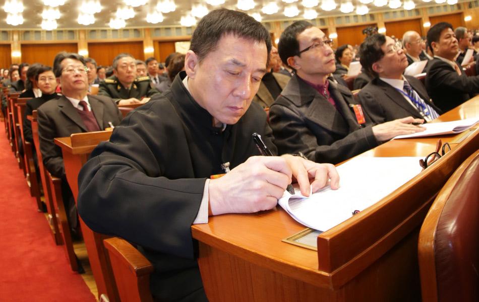 明星们人民大会堂开会的样子,暴露真实长相,胡歌真帅!