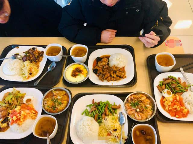 同样是员工餐,看到阿里巴巴的,再看华为的,网友:我选择路过!