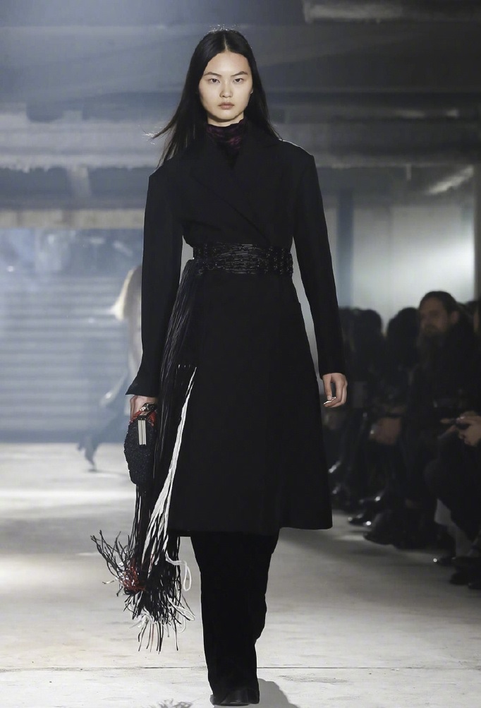 贺聪秀场造型回顾,这个95后小姐姐走起台步酷酷的,超有型