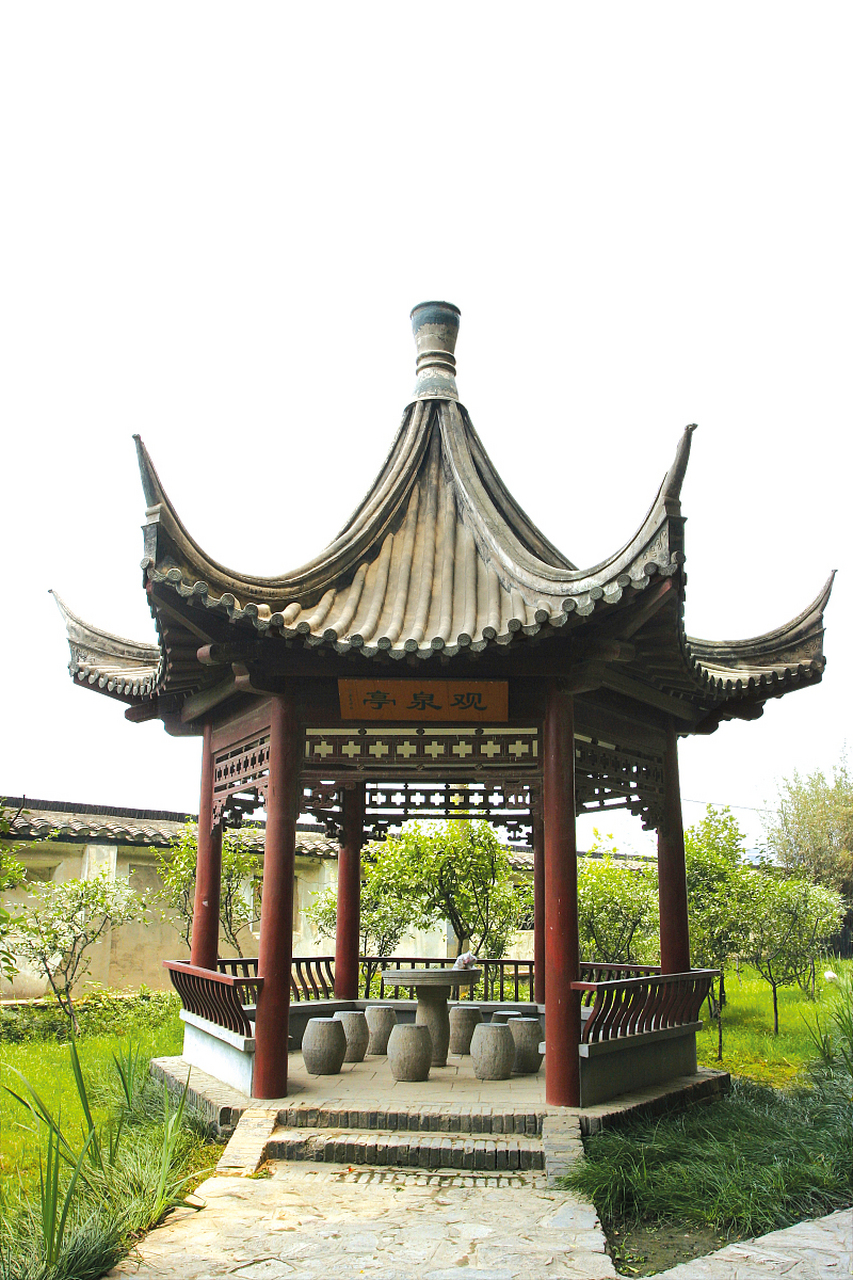 美人靠也被称为栏杆或栏,根据《营造法式》的描述,栏杆通常安装在走廊