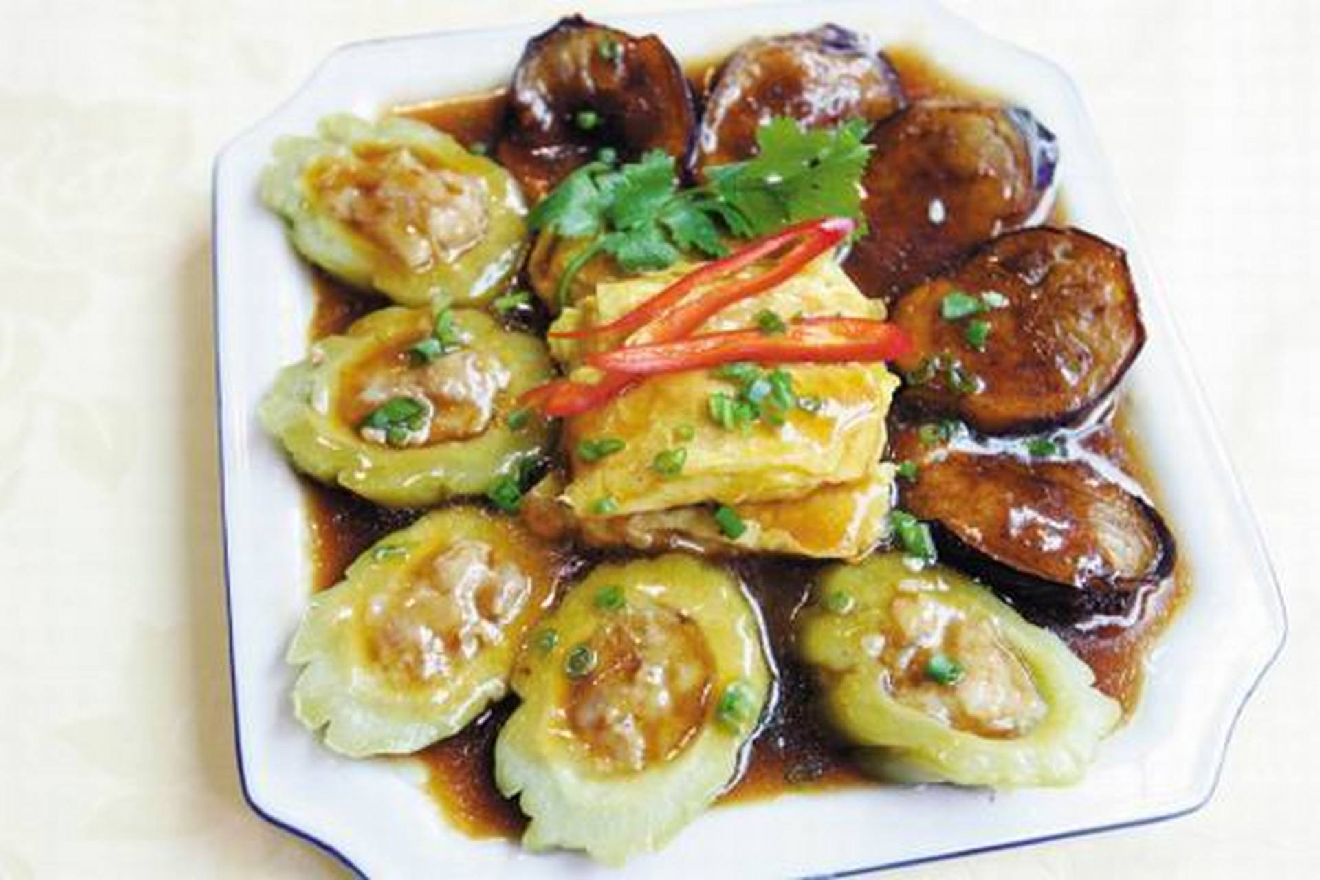 煎酿三宝是广东,香港和澳门地区的常见的地方传统菜肴.