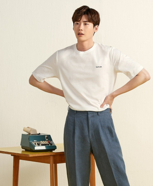 夏季男神非李钟硕莫属,清凉穿搭,在他身上演绎出新时尚