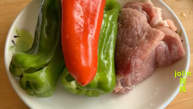 青椒炒肉这样做,肉片滑嫩、青椒脆爽,超级下饭,非常值得收藏