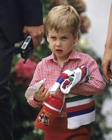 看完乔治王子上学,再看西班牙公主上学,俨然是小男人与小女人!