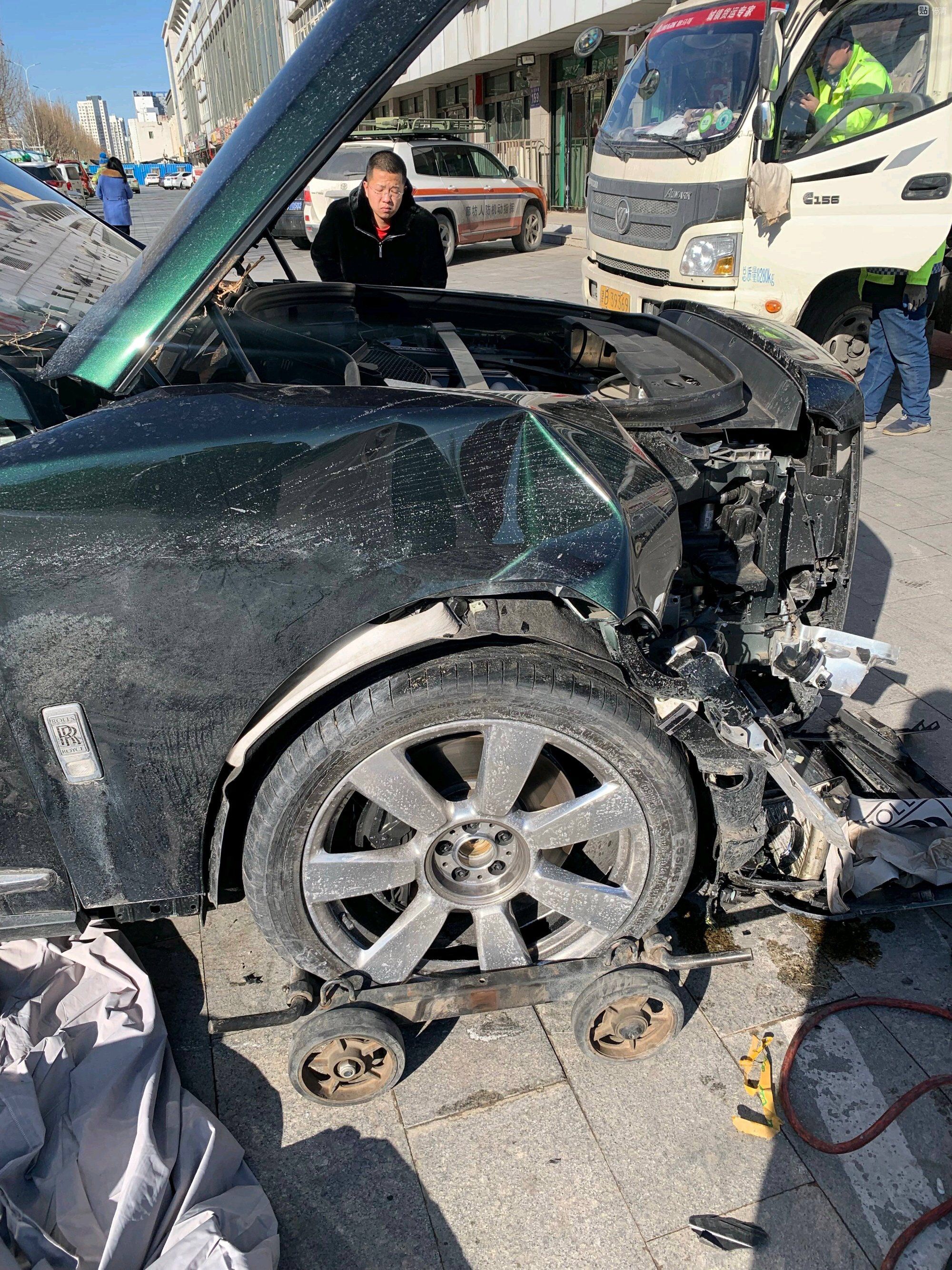 邻居买了15天的库里南被朋友撞树上,邻居老婆却这么说