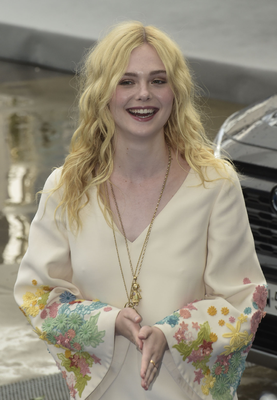 21岁艾丽范宁出席活动,金色卷发搭刺绣长裙更吸睛,气质焕然一新