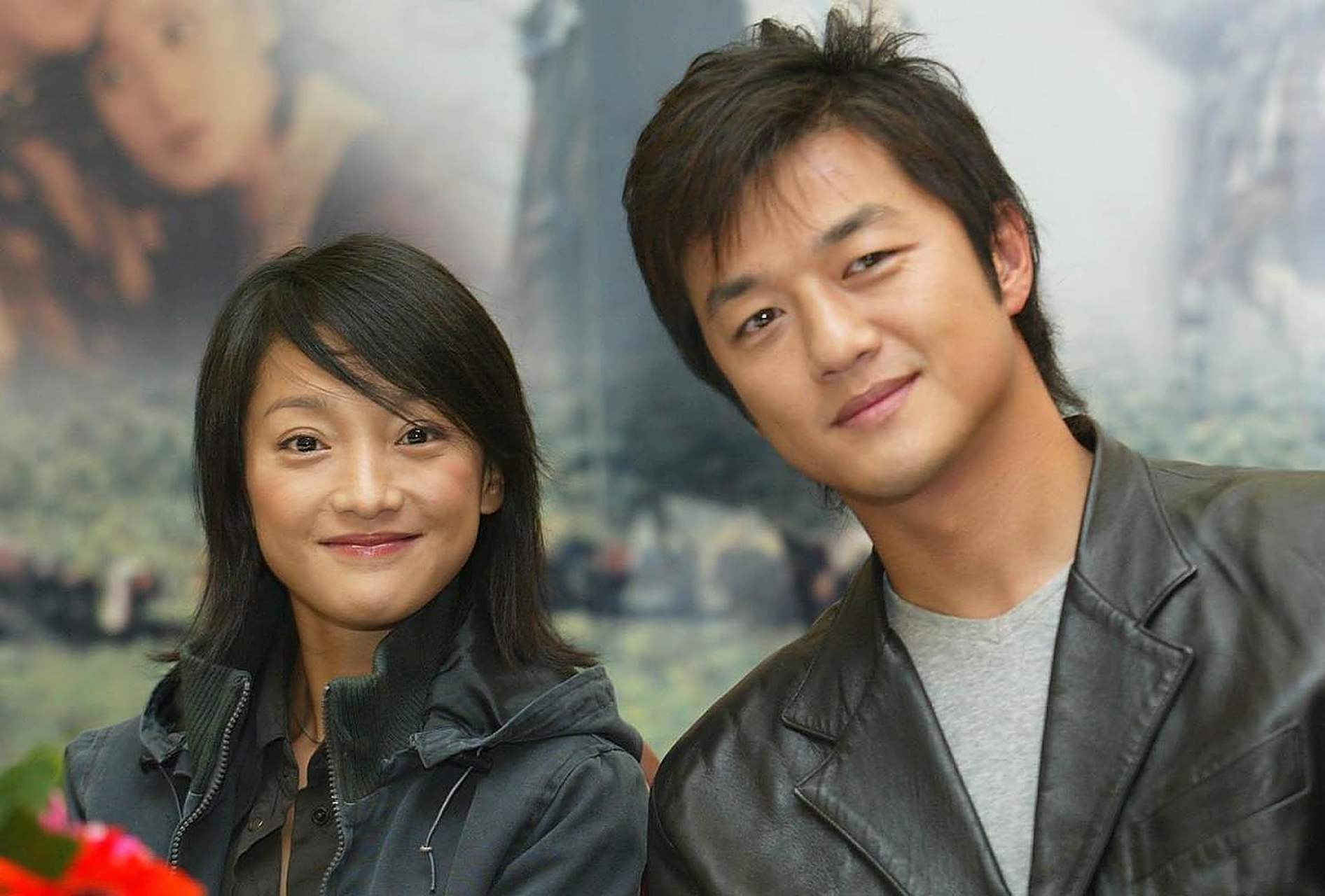 现在都知道李亚鹏是王菲的前夫,其实李亚鹏还与周迅相恋多年,周迅曾说