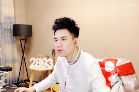 阿哲四平宴请李先生大衣哥 被粉丝讽刺用便宜茅台招待朋友?