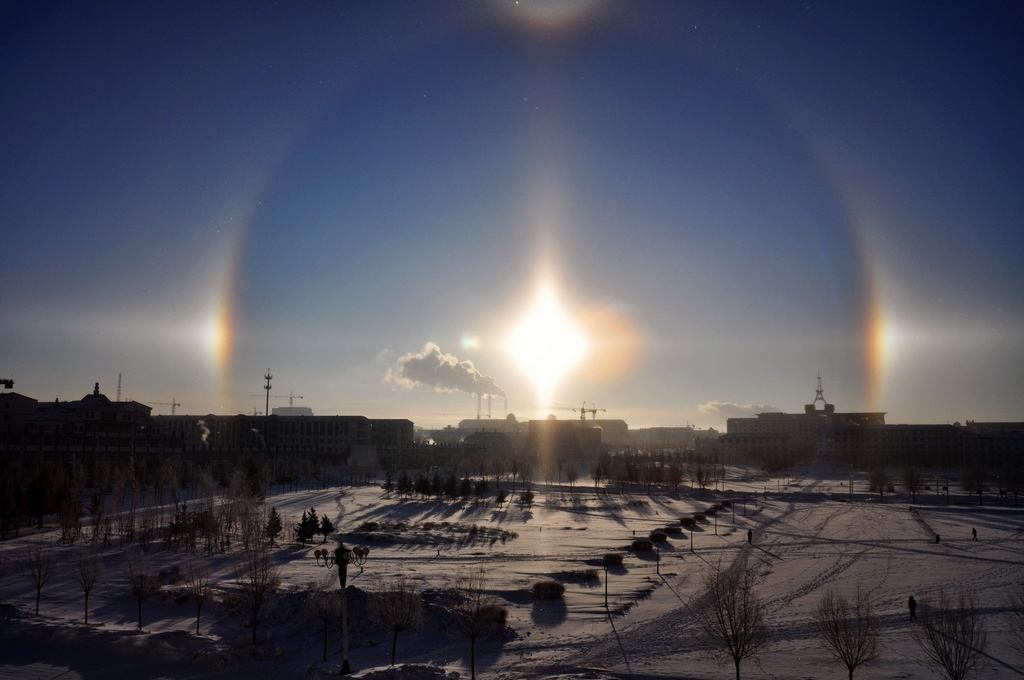 青海茶卡出现极美光柱!极光只在南北极才有!为何青海会出现?