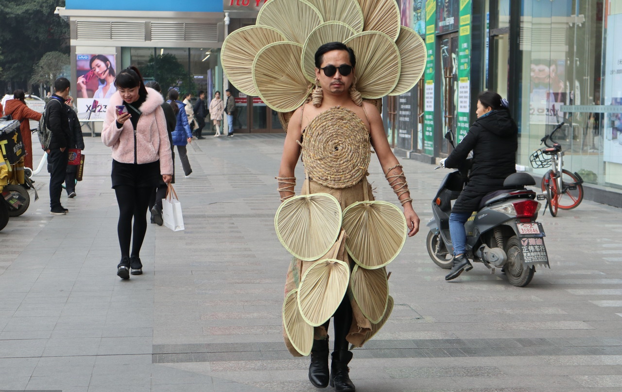 奇葩男子游走街头,戴着墨镜特有范,路人没忍住笑了