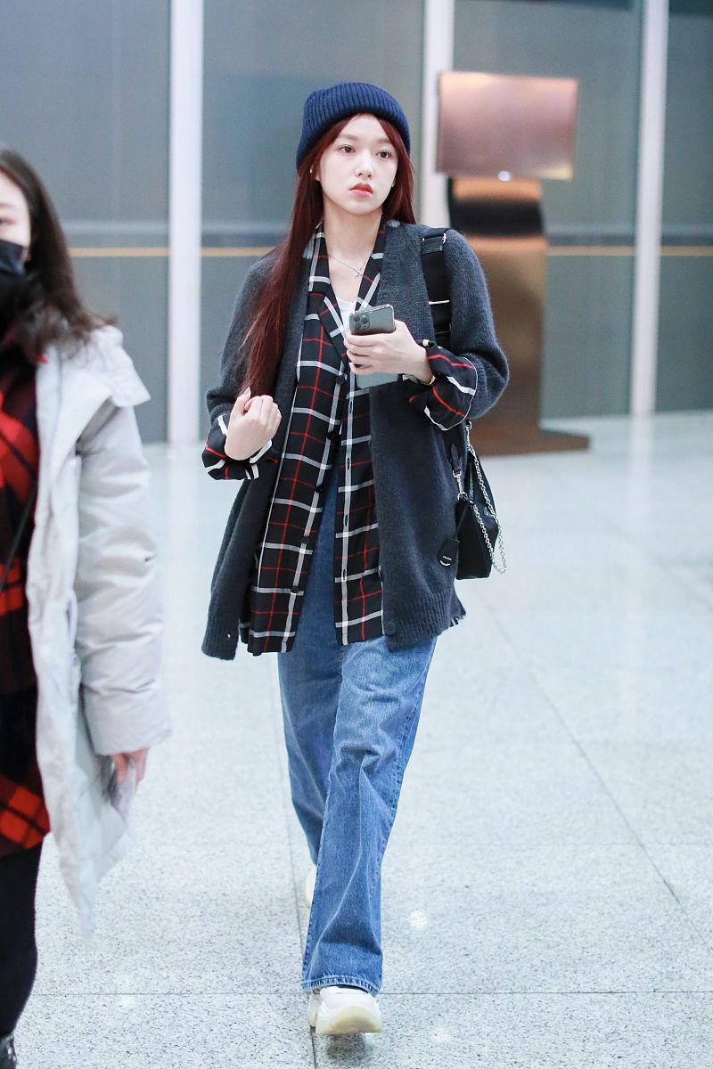 程潇街拍:毛衣外套搭格纹衬衣牛仔阔腿裤prada三合一包袋 温柔精致