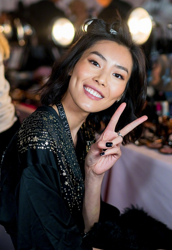 2018维密舞台上的中国超模,大表姐刘雯翅膀造型气场全开