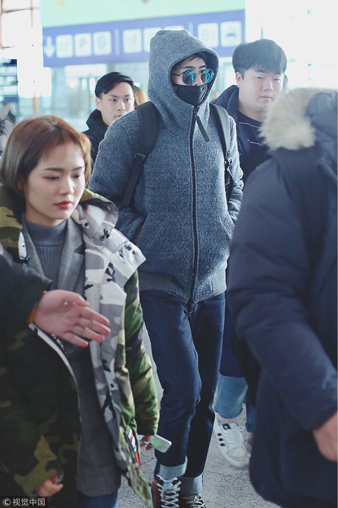 尼坤武装到牙齿变身机场"蒙面侠"  休闲造型帅气不减大长腿带风