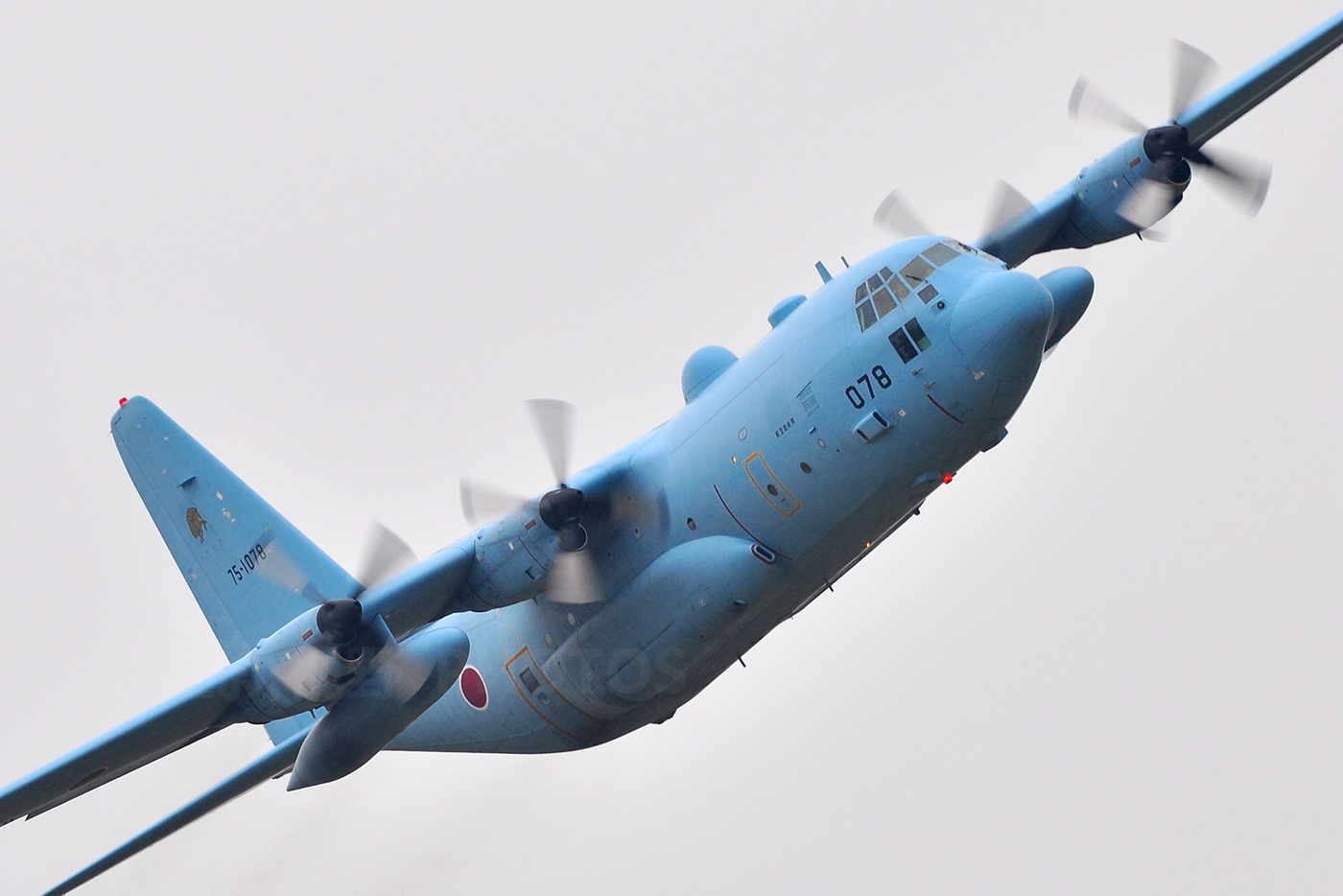 罕见蓝色c-130h运输机,自卫队维和部队专用,具备空中加油能力